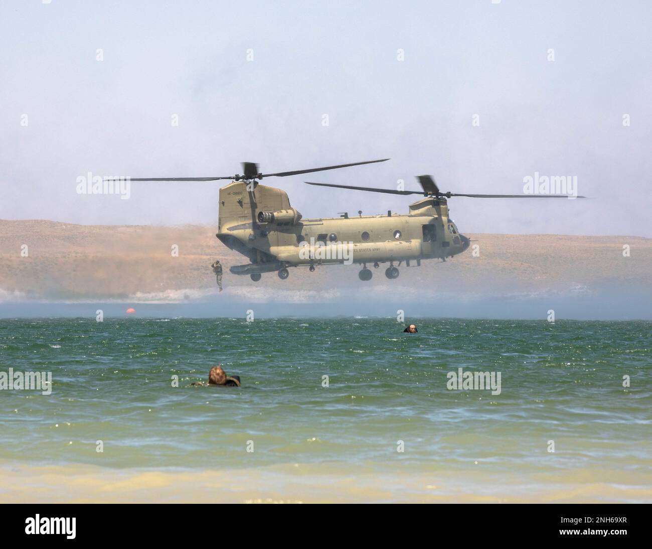 Ein CH-47 Chinook, der der 4. Combat Aviation Brigade, 4. Infanterie Division, zugeteilt wurde, fliegt während des Team Leader Training Event am 20. Juli 2022 in Guernsey, Wyoming, über das Grayrocks Reservoir. Soldaten im Helikopter sprangen dann heraus, wenn er den Absetzbereich erreichte. Stockfoto