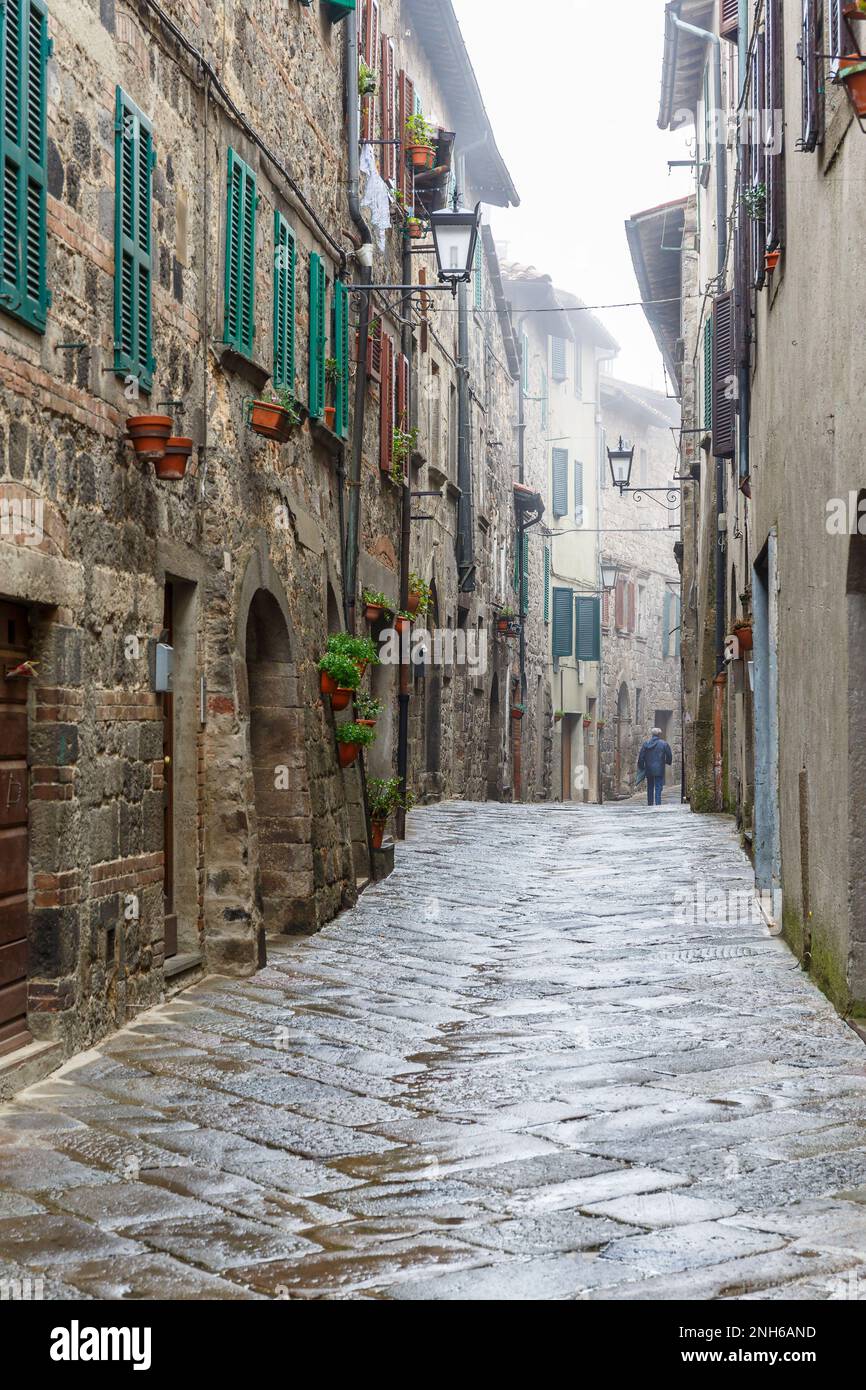 Eine Seitenstraße in einer alten Stadt Italiens Stockfoto