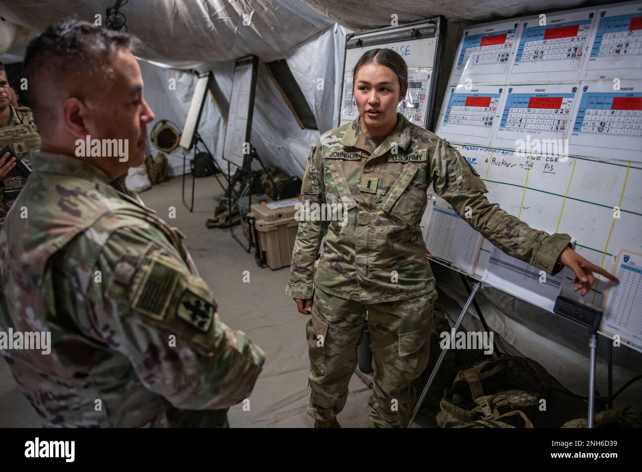 Major General Kenneth S. Hara, Adjutant General für den Staat Hawaii, Left, erhält eine Einweisung von First LT. Charla Johnson, Battalion S1 Verwaltungsbeamter des 1-158. Infanterie Regiment, Arizona Army National Guard, Für einen Kommandobesuch im taktischen Operationszentrum (TOC) während des Programms „Exportable Combat Training Capability“ in Camp Roberts, Kalifornien, 19. Juli 2022. TAG und Personal, die mit jedem Inhaltsverzeichnis besucht wurden, um die Leistung auf mehreren Ebenen zu bewerten und sicherzustellen, dass die Schulung sicher und gemäß dem Standard durchgeführt wird. Stockfoto