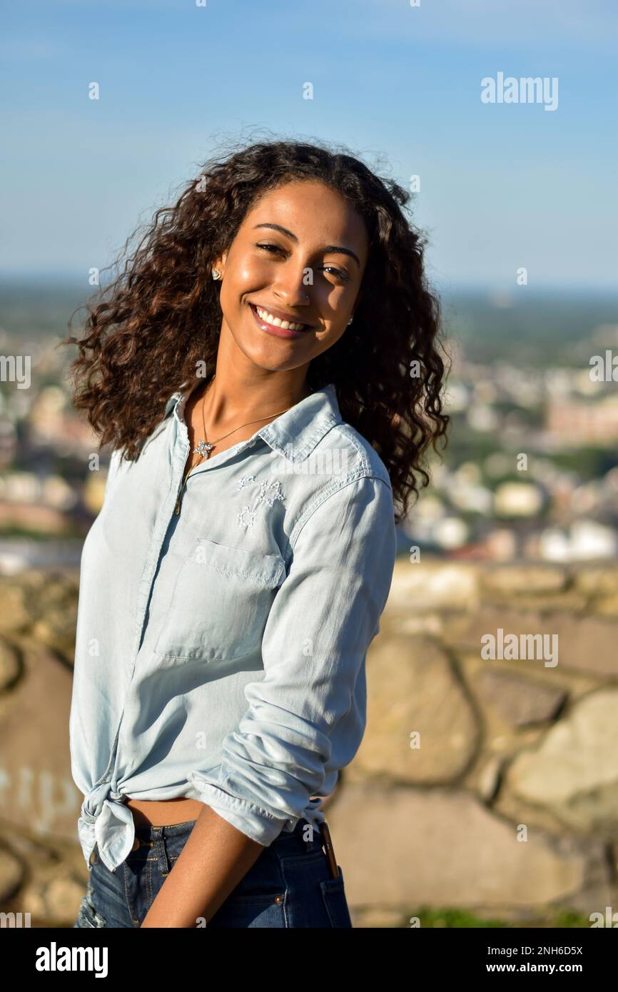 Wunderschöne Afro-Latina-Frauenporträts Stockfoto