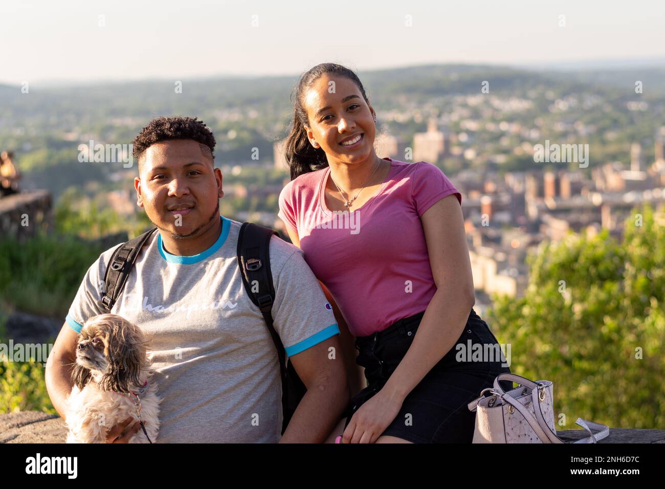 Ein junges Latino-Paar, das den Hund in den Armen hält Stockfoto
