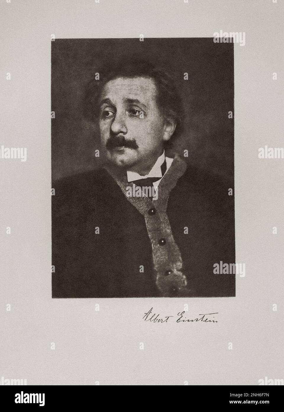 Albert Einstein (1879-1955) war ein in Deutschland geborener theoretischer Physiker, der die Relativitätstheorie entwickelte, eine der beiden Säulen der modernen Physik (neben der Quantenmechanik). Seine Arbeit ist auch für ihren Einfluss auf die Philosophie der Wissenschaft bekannt. Er ist in der Öffentlichkeit am bekanntesten für seine Masse-Energie-Äquivalenzformel E = mc2, die als „die berühmteste Gleichung der Welt“ bezeichnet wurde. 1921 erhielt er den Physik-Nobelpreis für seine Dienste für die theoretische Physik und insbesondere für seine Entdeckung des Gesetzes des photoelektrischen Effekts, einen entscheidenden Schritt in der Entwicklung von quan Stockfoto