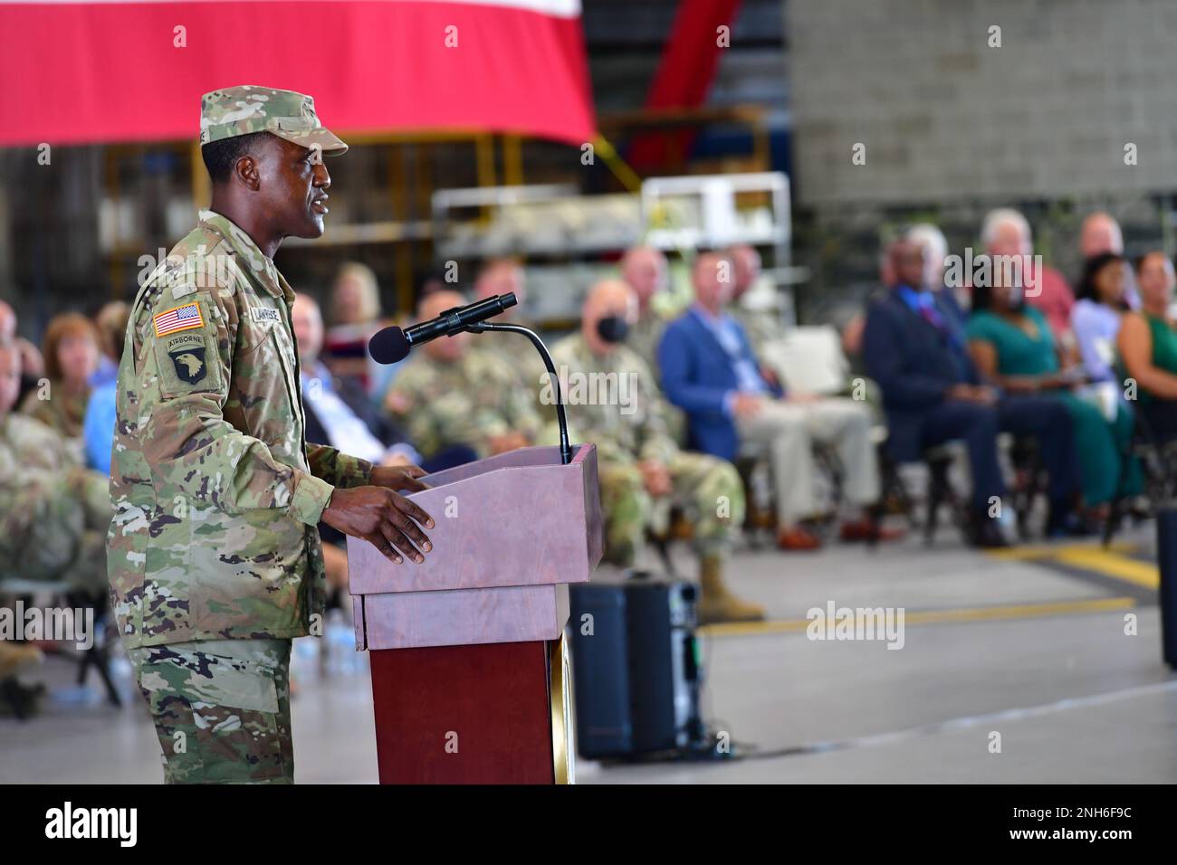 USA Armeebrig. Gen. Gavin Lawrence, der neue kommandierende General des Militäreinsatzkommandos und Verteilungskommandos, spricht während der Zeremonie des Kommandowechsels der SDDC am 20. Juli 2022 auf dem Luftwaffenstützpunkt Scott, Illinois, vor der Menge. Stockfoto