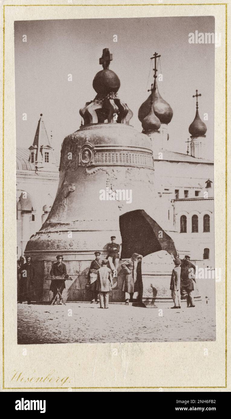 Die Zarenglocke im Kreml, Moskau. 1875 bis 1885 Uhr die Zarenglocke (Zar-kolokol), auch bekannt als Zarenkolokol, Zar Kolokol III oder Königliche Glocke, ist eine 6,14 Meter (20,1 Fuß) hohe Glocke mit einem Durchmesser von 6,6 Metern (22 Fuß) auf dem Gelände des Moskauer Kremls. Die Glocke wurde in Auftrag gegeben von Kaiserin Anna Iwanowna, Nichte von Peter dem Großen. Es war nie funktionstüchtig, ausgesetzt oder geklingelt. Stockfoto