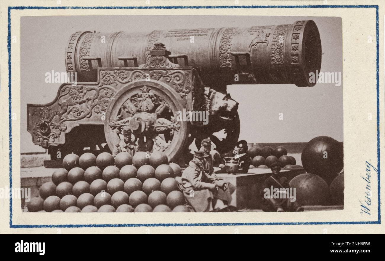 Vintage-Foto der Zarenkanone im Kreml, Moskau. 1875 - 1885 Uhr die Zarenkanone ist ein großes, früh-modernes Artilleriewerk (auf Russisch als bombarda bekannt), das auf dem Gelände des Moskauer Kremls ausgestellt ist. Es ist ein Denkmal russischer Artillerie-Casting-Kunst, 1586 in Moskau in Bronze gegossen, von der russischen Meisterbronze-Caster Andrej Chokhov. Stockfoto