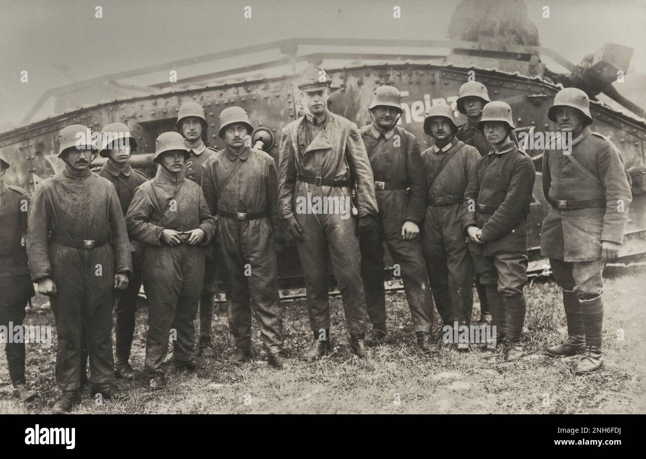 1914-1918. Erster Weltkrieg Eine Gruppe deutscher Soldaten, die sich still vor einem Mark IV Panzer namens "Heinz" gestellt haben. Laut Inschrift ist es die Crew des Fahrzeugs. Stockfoto