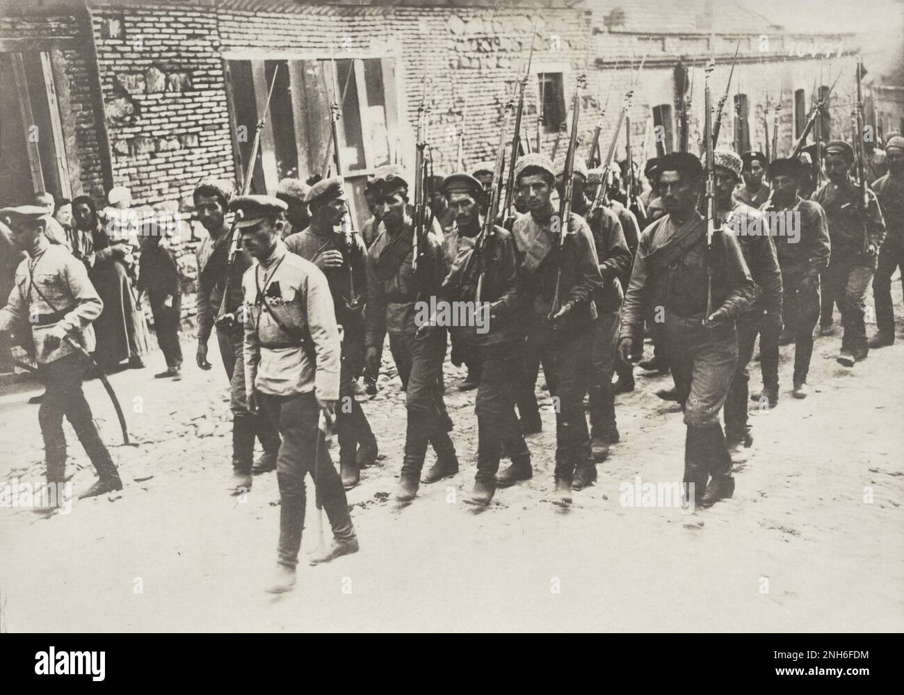 1914-1918. Erster Weltkrieg Das Bild zeigt einen Zug russischer Soldaten, die laut der Inschrift auf dem Bild an einer Beerdigungszeremonie teilnehmen. Stockfoto
