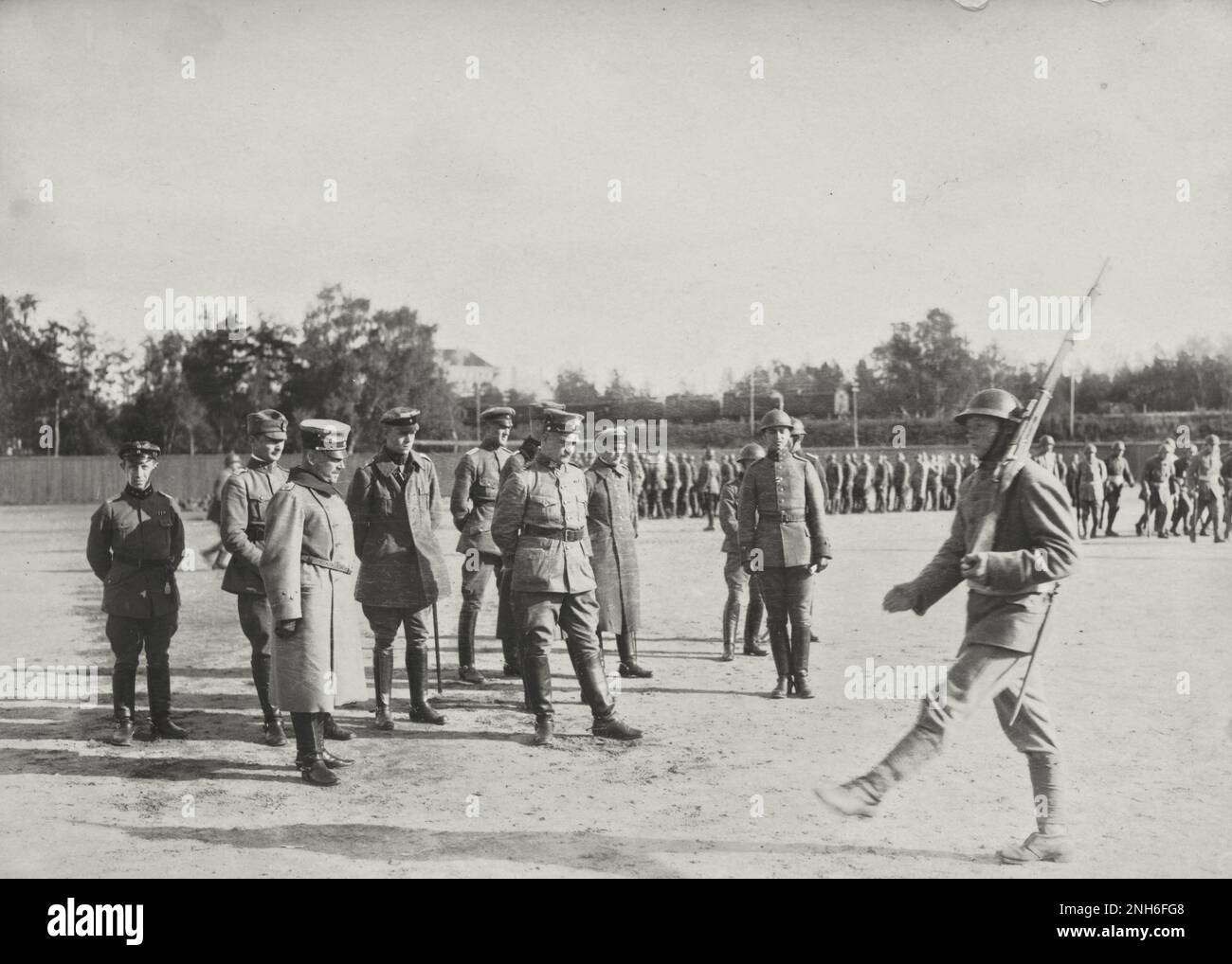 1914-1918. Erster Weltkrieg Polnische Soldaten (?) Mit einem Gewehr auf seiner Schulter, das an einer Gruppe von Offizieren vorbeimarschiert. Stockfoto