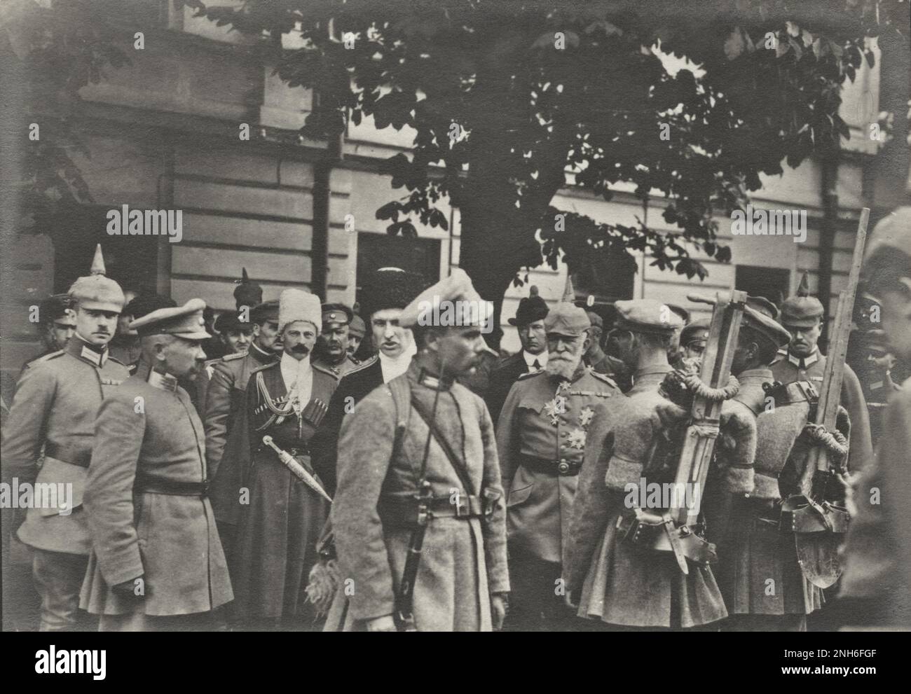 1914-1918. Erster Weltkrieg Der ukrainische Staatsoberhaupt Pavlo Skoropadsky und der deutsche General von Kirchbach inspizieren Soldaten. Stockfoto