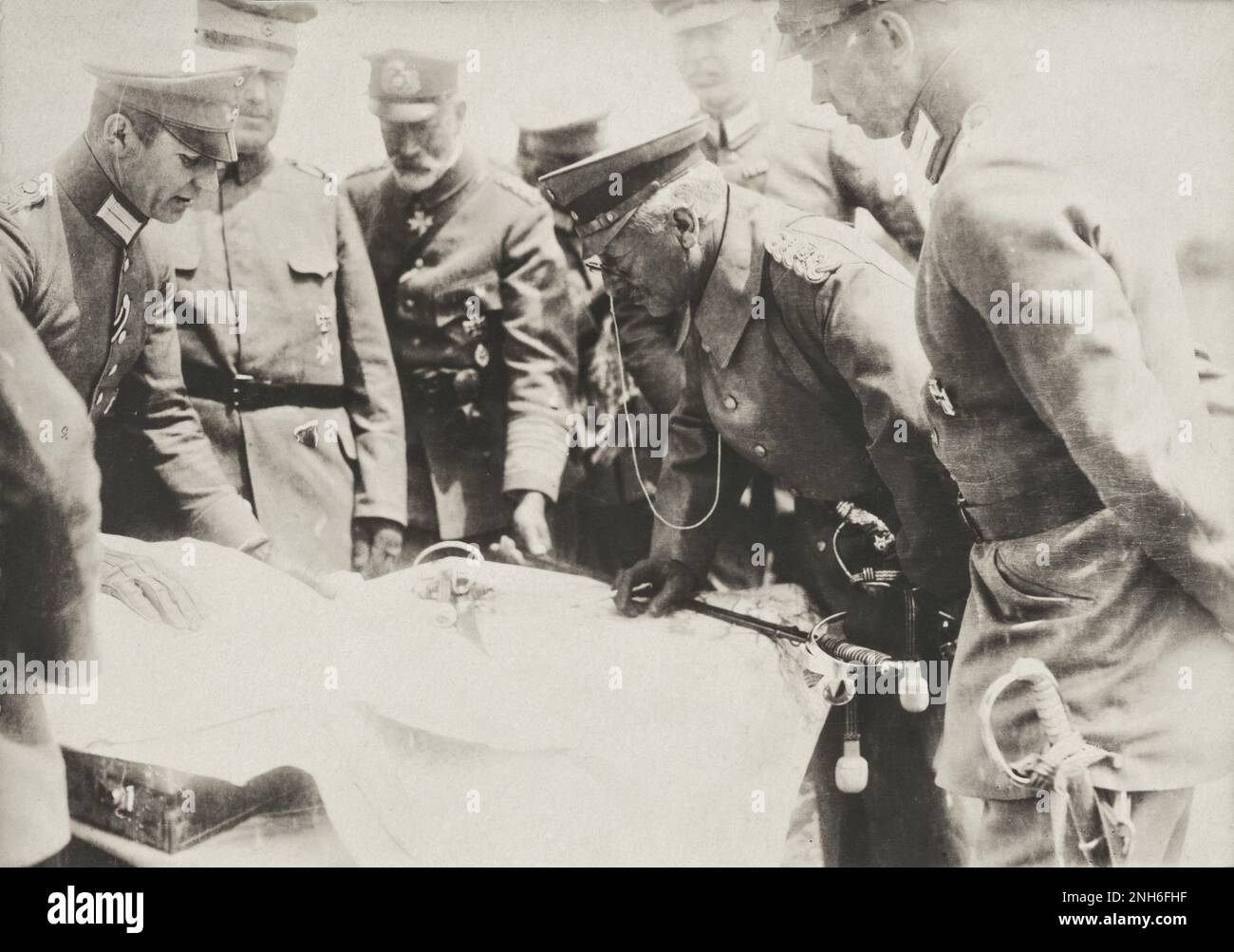 1914-1918. Erster Weltkrieg Der deutsche Kaiser Wilhelm II. Und sein Bruder Heinrich von Preußen studierten während eines Truppenbesuchs eine Karte. Stockfoto