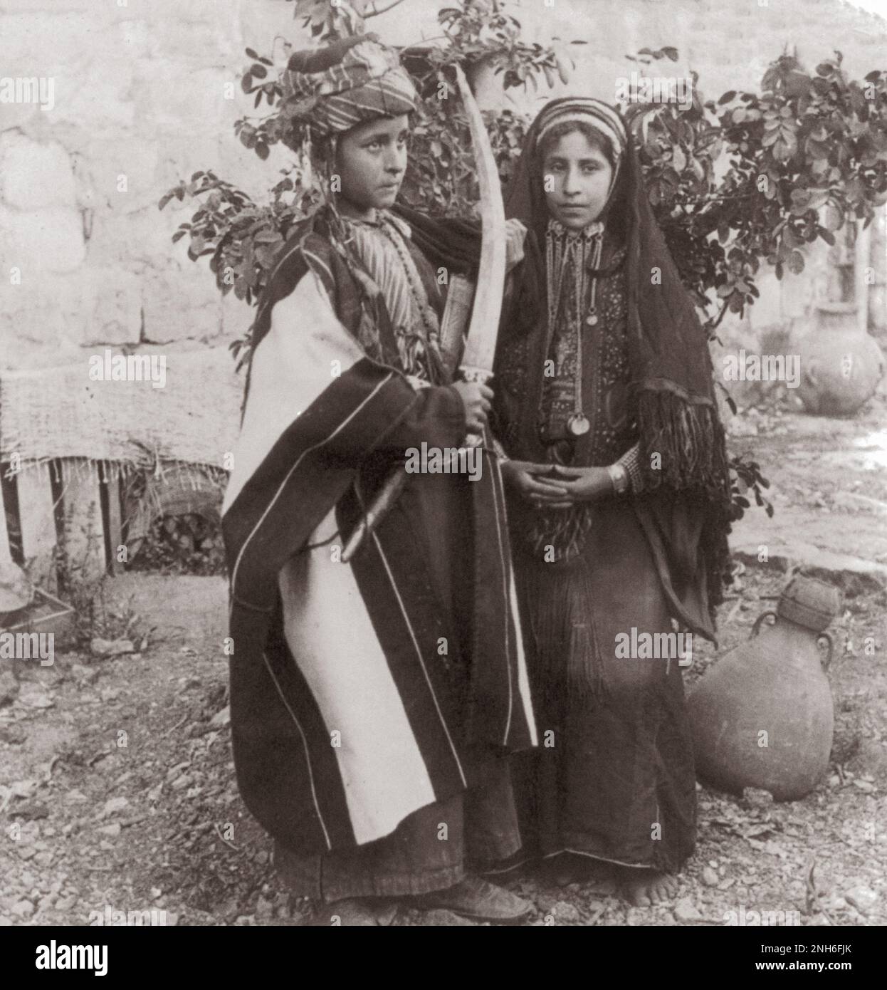 Vintage-Foto der Schwerterzeremonie, die die Autorität des Ehemannes signalisiert, eine Hochzeit, Ramallah, Palästina. 1900 Stockfoto