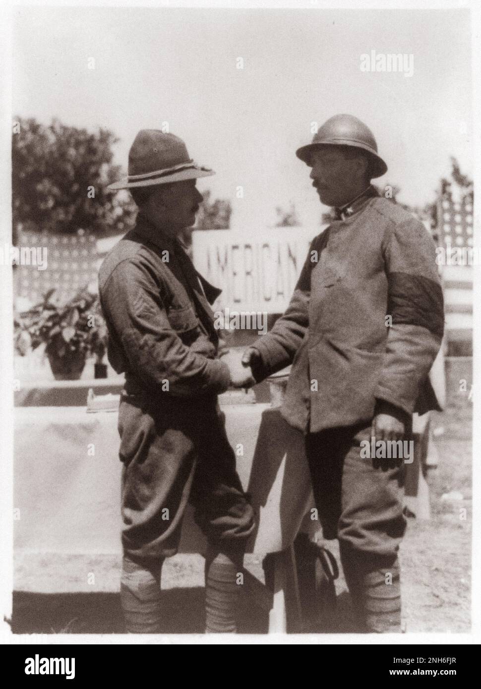 Erster Weltkrieg Italienische Front: Neue Freunde gefunden. Ein amerikanischer Soldat und ein italienischer Soldat, der sich die Hand schüttelt. 1917-1918 Stockfoto