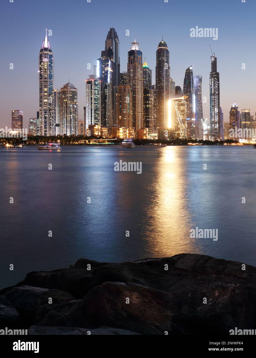 Panoramablick auf Dubai Marina bei Nacht mit Wolkenkratzern, Skyline, VAE Stockfoto