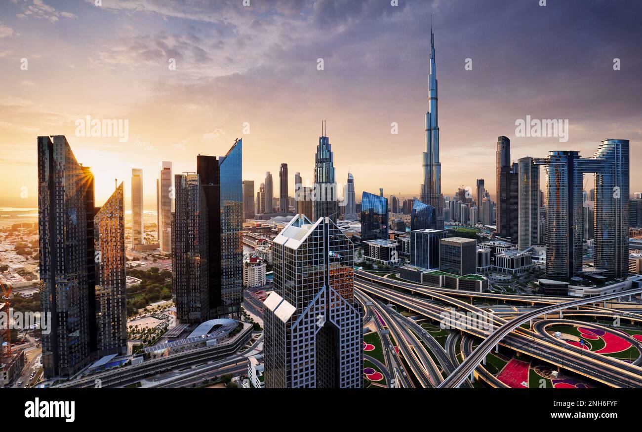 Dramatischer Sonnenaufgang über der Skyline von Dubai mit Burj Khalifa und luxuriösen Wolkenkratzern, Vereinigte Arabische Emirate Stockfoto