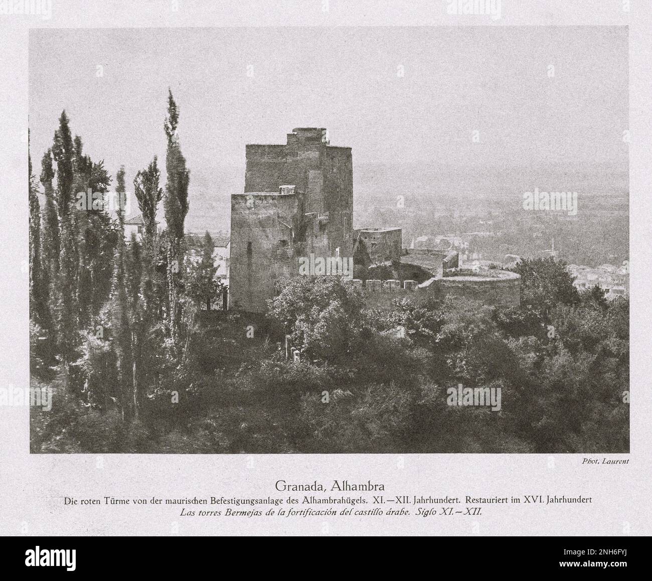 Architektur des alten Spaniens. Granada, Alhambra. Die roten Türme der maurischen Festung des Alhambra-Hügels (Rotes Schloss). XI-XII Jahrhunderte. Restauriert im 16. Jahrhundert Stockfoto