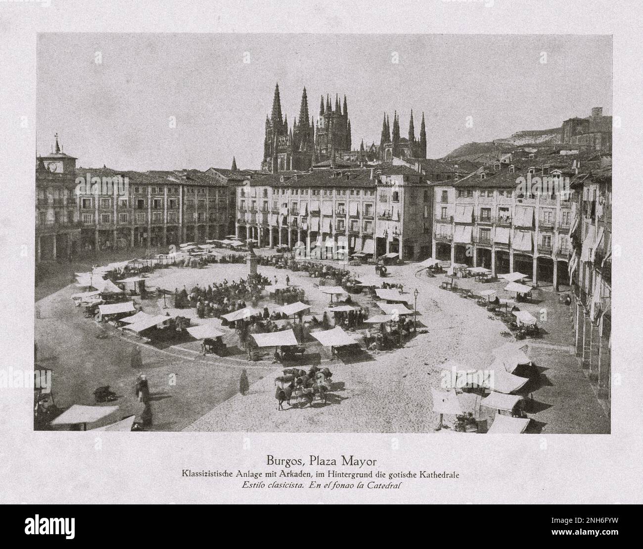 Architektur des alten Spaniens. Vintage-Foto von Plaza Mayor, Burgas. Сlassic-Komplex mit Arkaden, im Hintergrund die gotische Kathedrale. Stockfoto