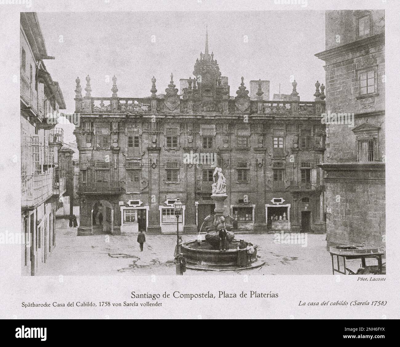 Architektur des alten Spaniens. Vintage-Foto von Plaza de Platerias, Santiago de Compostela. Spätes Barock La Casa del Cabildo (Casa de la Estrella), fertiggestellt von Sarela im Jahr 1758 Stockfoto