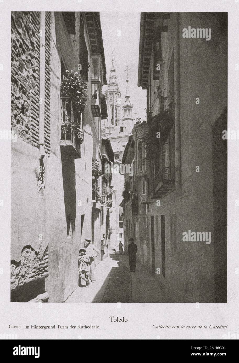 Architektur des alten Spaniens. Vintage-Foto von Toledo. Straße. Im Hintergrund Turm der Kathedrale Stockfoto