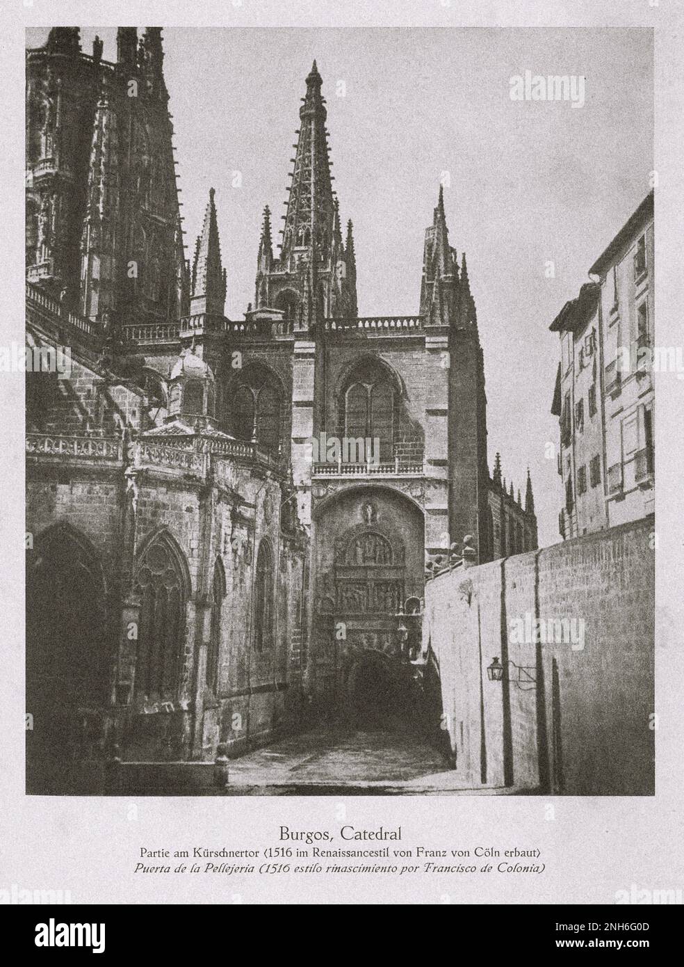 Architektur des alten Spaniens. Oldtimer-Foto der Kathedrale von Burgos. Pellejería-Tor, das 1516 von Francisco de Colonía im Renaissance-Stil erbaut wurde Stockfoto