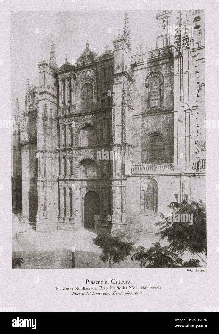 Architektur des alten Spaniens. Vintage-Foto der alten Kathedrale von Plasencia (Catedral de Santa María), einem römisch-katholischen Tempel in der Stadt Plasencia, Provinz Cáceres, Extremadura, Spanien. Die erste Hälfte des 16. Jahrhunderts Stockfoto