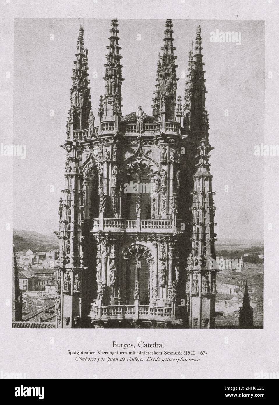 Architektur des alten Spaniens. Oldtimer-Foto der Kathedrale von Burgos. Spätgotischer Kreuzturm mit Plateresque-Dekorationen (1540-1567). Stockfoto