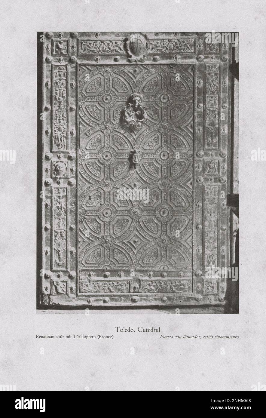 Kunst des alten Spaniens. Oldtimer-Foto der Kathedrale von Toledo. Tür im Renaissance-Stil mit Türklopfen (Bronze) Stockfoto