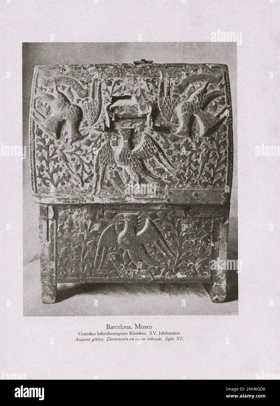 Kunst des alten Spaniens. Vintage-Foto der Box mit gotischem Lederüberzug. Museum in Barcelona mit gotischem Leder überzogene Box. 16. Jahrhundert Stockfoto