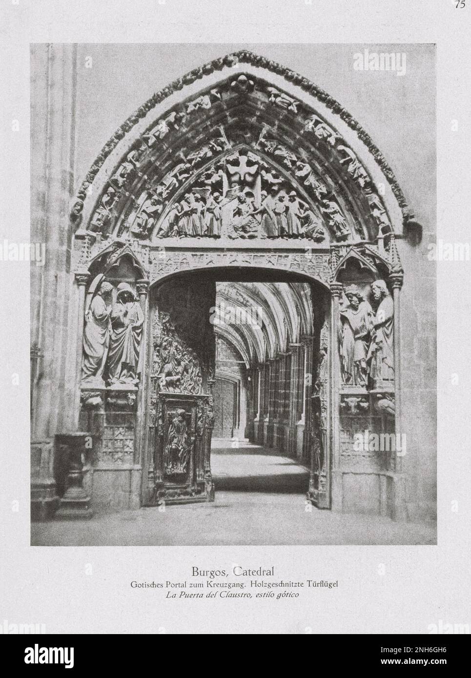 Architektur des alten Spaniens. Oldtimer-Foto der Kathedrale von Burgos (Kathedrale der Heiligen Maria von Burgos). Das gotische Portal zum Kloster. Holzgeschnitzte Türblätter. Stockfoto