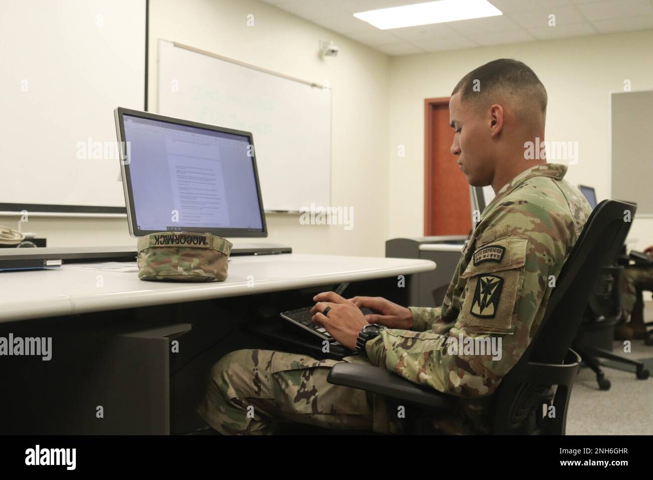 Sgt. Marcus McCormick, ein 35. Air Defense Artillery Brigade Soldier, absolviert einen allgemeinen militärischen Wissenstest während der 2022 USA Army Pacific Best Squad Competition in Camp Humphreys, Südkorea, am 20. Juli 2022. Der Wettbewerb umfasst die Top-Teams von fünf aus den USA In der Pazifikregion stationierte Armeeeinheiten, die allesamt um die Möglichkeit konkurrieren, USARPAC im Wettbewerb des Militärministeriums zu vertreten. Stockfoto