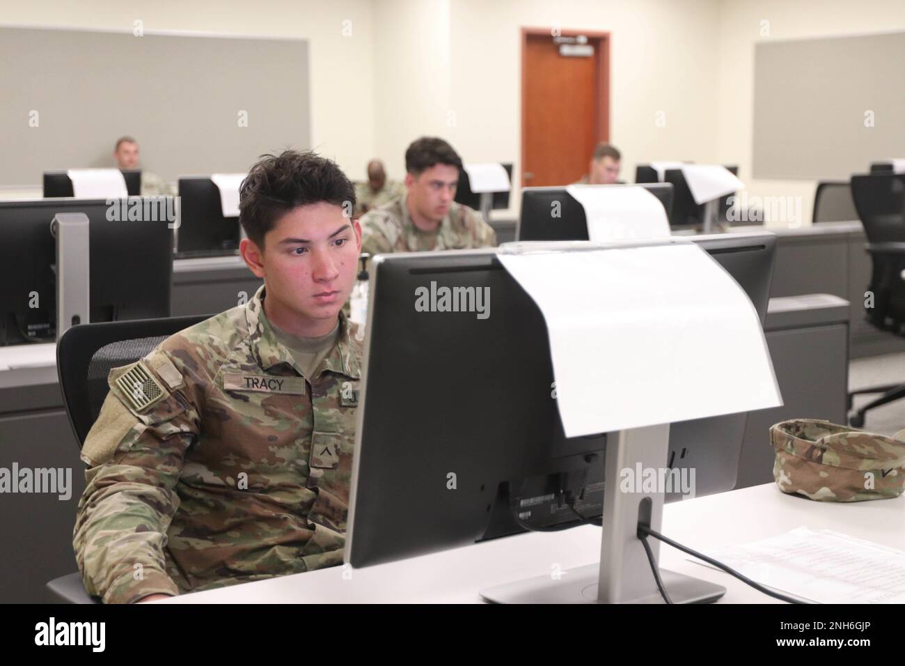 PFC. Steven Tracy, ein 35. Air Defense Artillery Brigade Soldier, absolviert einen allgemeinen militärischen Wissenstest während der 2022 USA Army Pacific Best Squad Competition in Camp Humphreys, Südkorea, am 20. Juli 2022. Der Wettbewerb umfasst die Top-Teams von fünf aus den USA In der Pazifikregion stationierte Armeeeinheiten, die allesamt um die Möglichkeit konkurrieren, USARPAC im Wettbewerb des Militärministeriums zu vertreten. Stockfoto