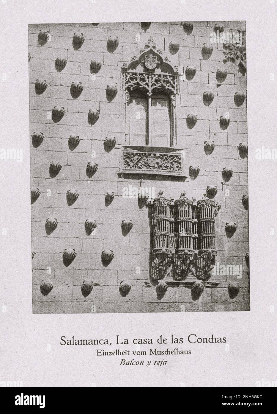 Architektur des alten Spaniens. Vintage-Foto der Casa de las Conchas in Salamanca. Fragment des „Muschelhauses“, spätgotischer Adelspalast (1512-1514) Stockfoto