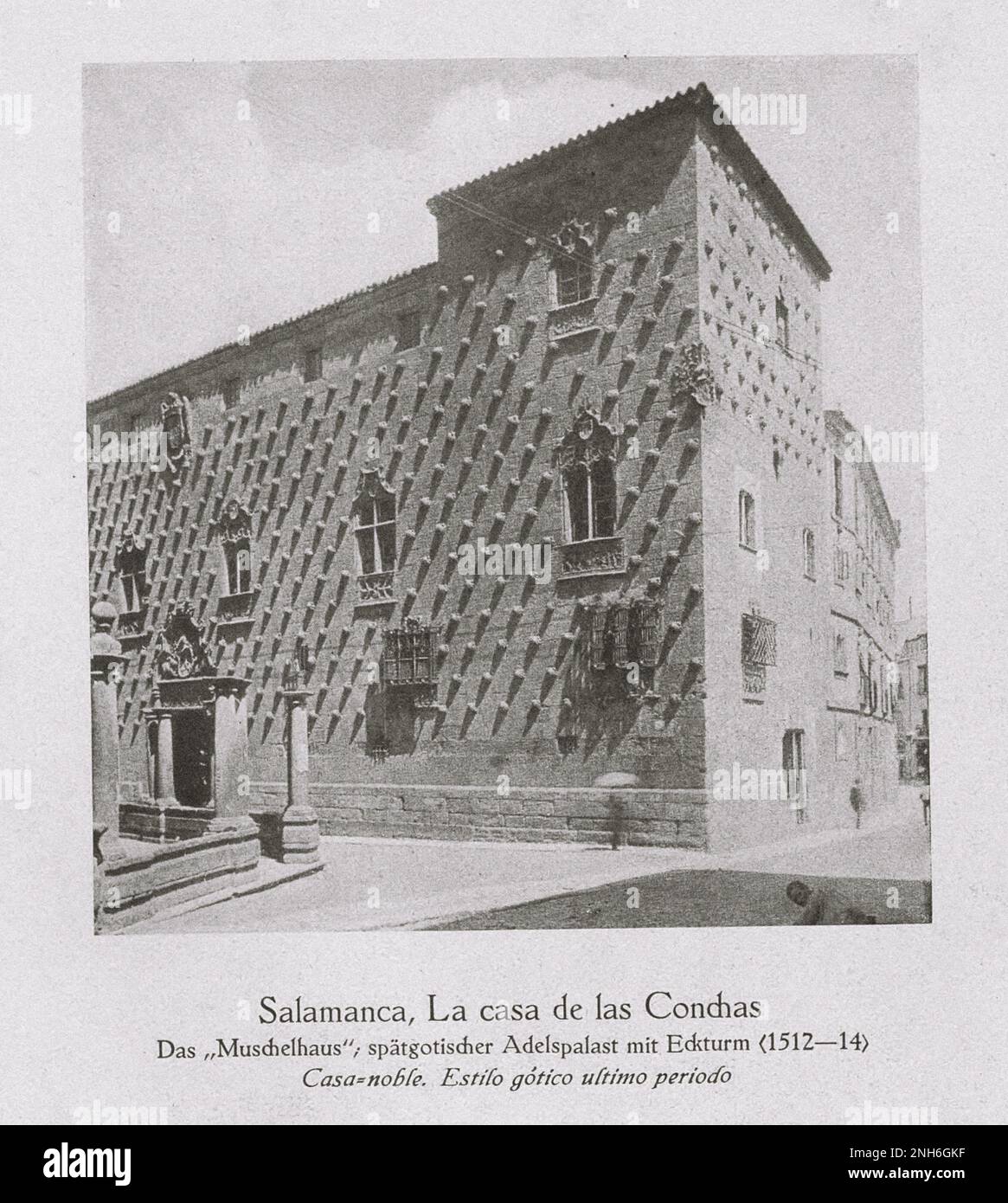 Architektur des alten Spaniens. Vintage-Foto der Casa de las Conchas in Salamanca. Das „Shell House“, der spätgotische Adelspalast mit Eckturm (1512-1514) Stockfoto