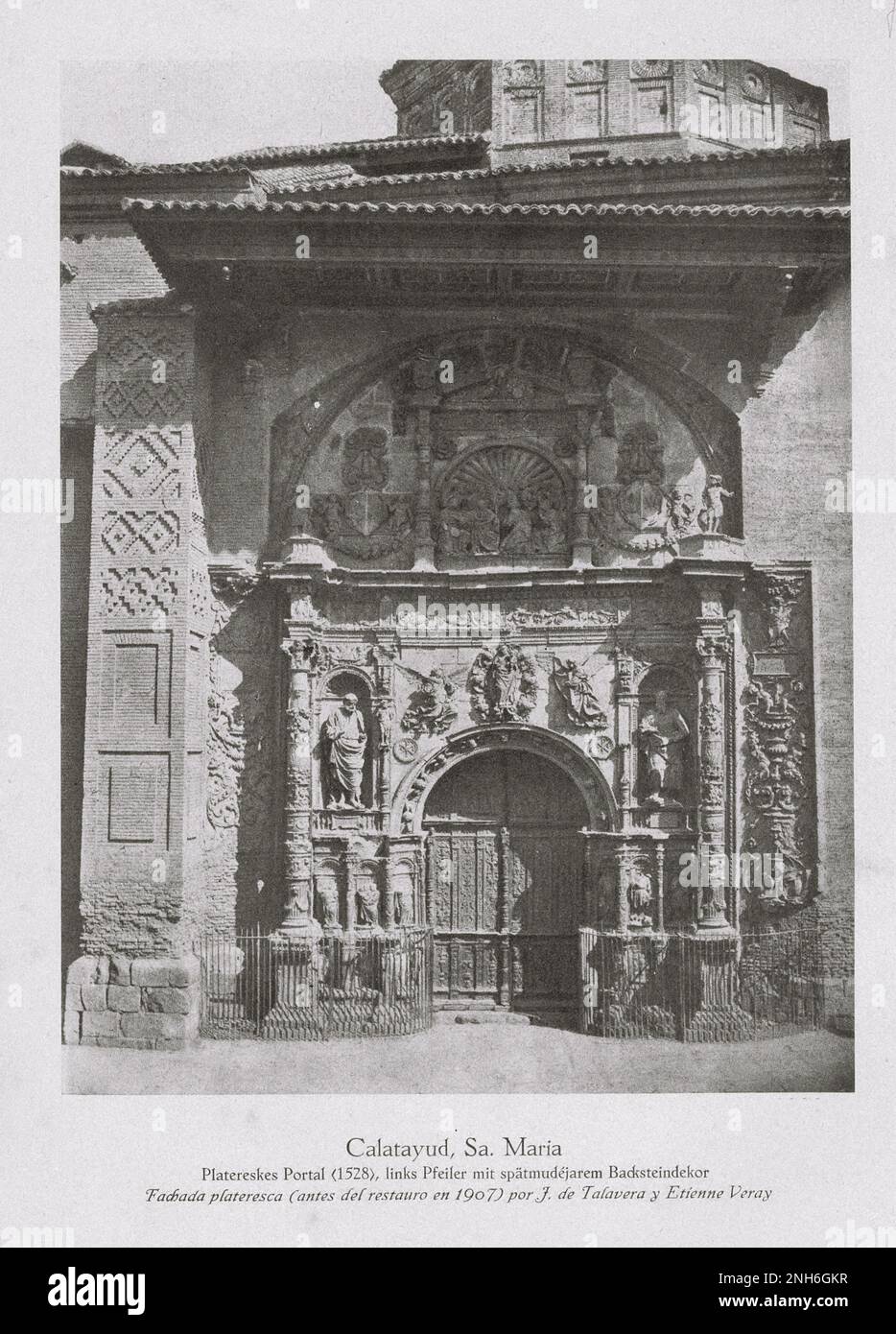 Architektur des alten Spaniens. Vintage-Foto der Kolegiatskirche Santa María la Mayor in Calatayud. Plateresque-Portal (1528), linke Säule mit Spätmudejare-Ziegeldekoration Stockfoto