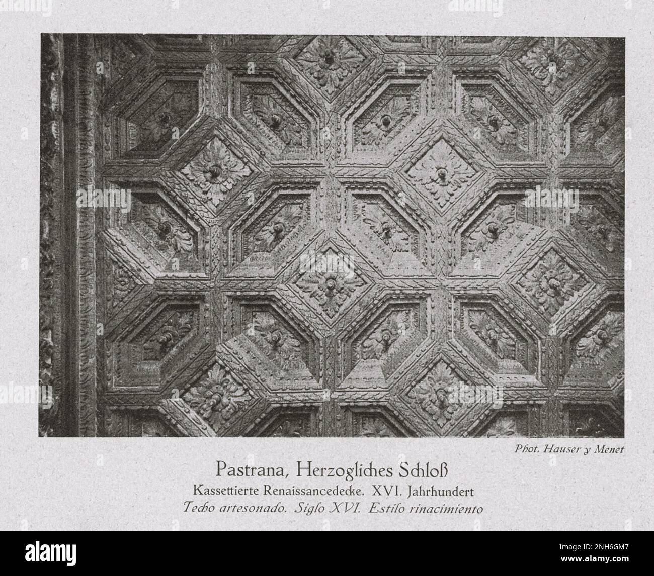 Architektur des alten Spaniens. Vintage-Foto des Herzogspalastes von Pastrana (Spanisch: Palacio Ducal de Pastrana). Renaissance-Kassettendecke. 16. Jahrhundert Stockfoto