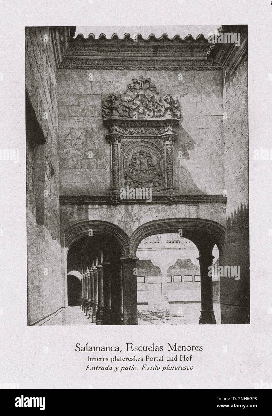 Architektur des alten Spaniens. Oldtimer-Foto von Escuelas Menores (Universidad de Salamanca). Portal und Innenhof mit Plateresque Stockfoto