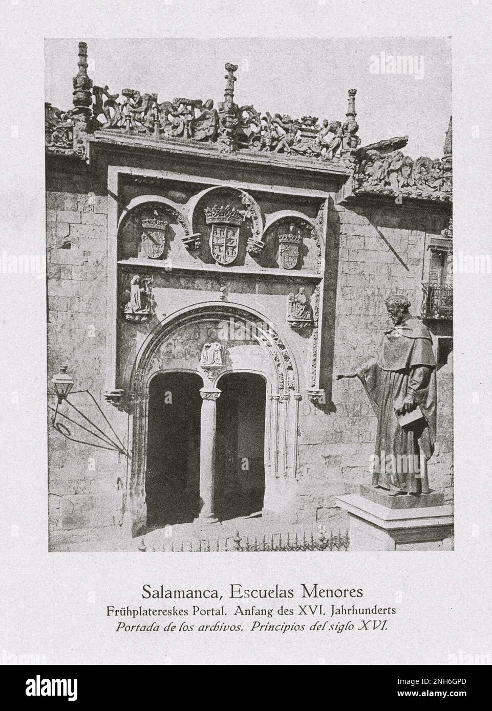 Architektur des alten Spaniens. Oldtimer-Foto von Escuelas Menores (Universidad de Salamanca). Das frühe platereske Portal. Der Beginn des XVI. Jahrhunderts Stockfoto