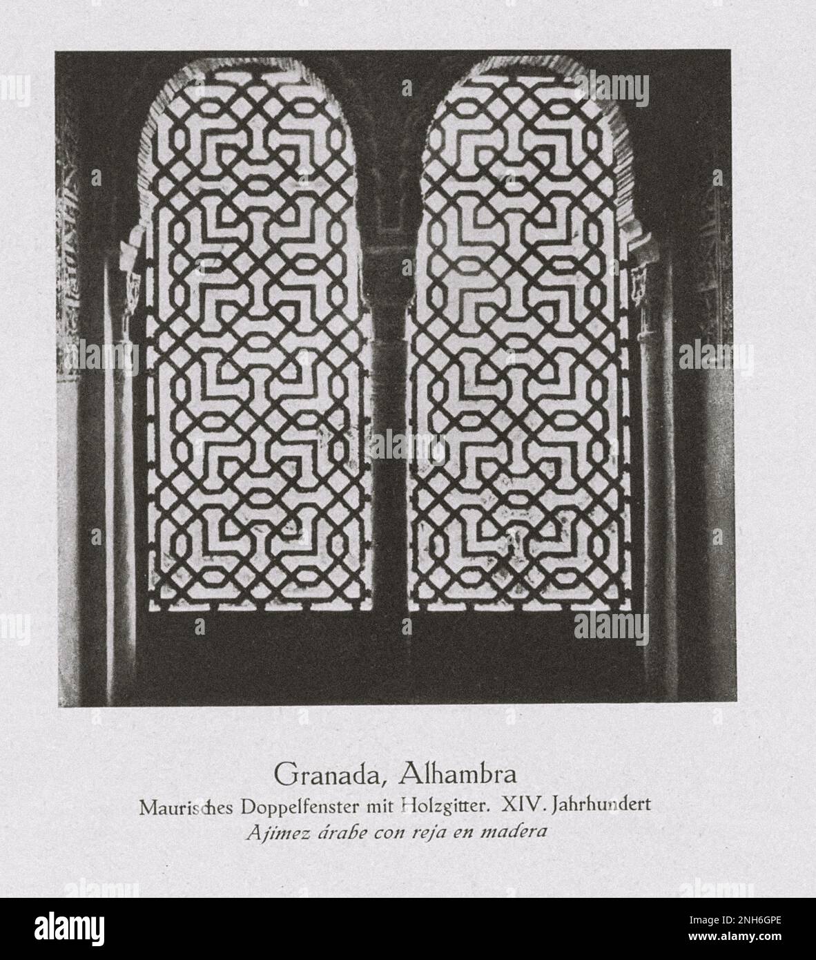 Architektur des alten Spaniens. Oldtimer-Foto von Alhambra, Granada. Maurisches Doppelfenster mit dekorativem Holzgitter. XIV. Jahrhundert Stockfoto
