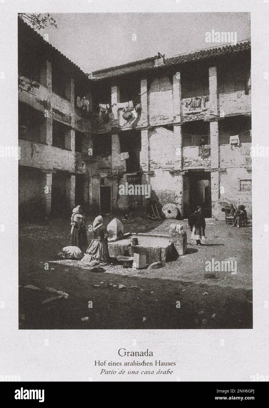 Architektur des alten Spaniens. Vintage-Foto vom Innenhof eines arabischen Hauses in Granada Stockfoto