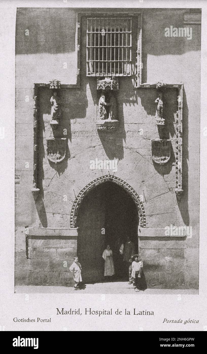 Architektur des alten Spaniens. Vintage-Foto des Hospital de la Latina in Madrid. Das gotische Portal Stockfoto