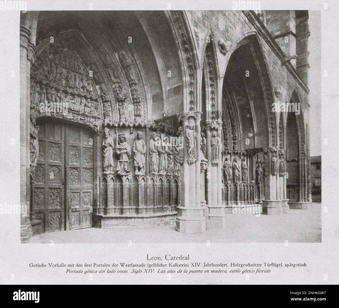 Architektur des alten Spaniens. Oldtimer-Foto der Kathedrale von Leon. Gotische Veranda mit den drei Portalen der westlichen Fassade (gelblicher Kalkstein) aus dem 4. Jahrhundert. Geschnitztes Türblatt, spätgotisch Stockfoto