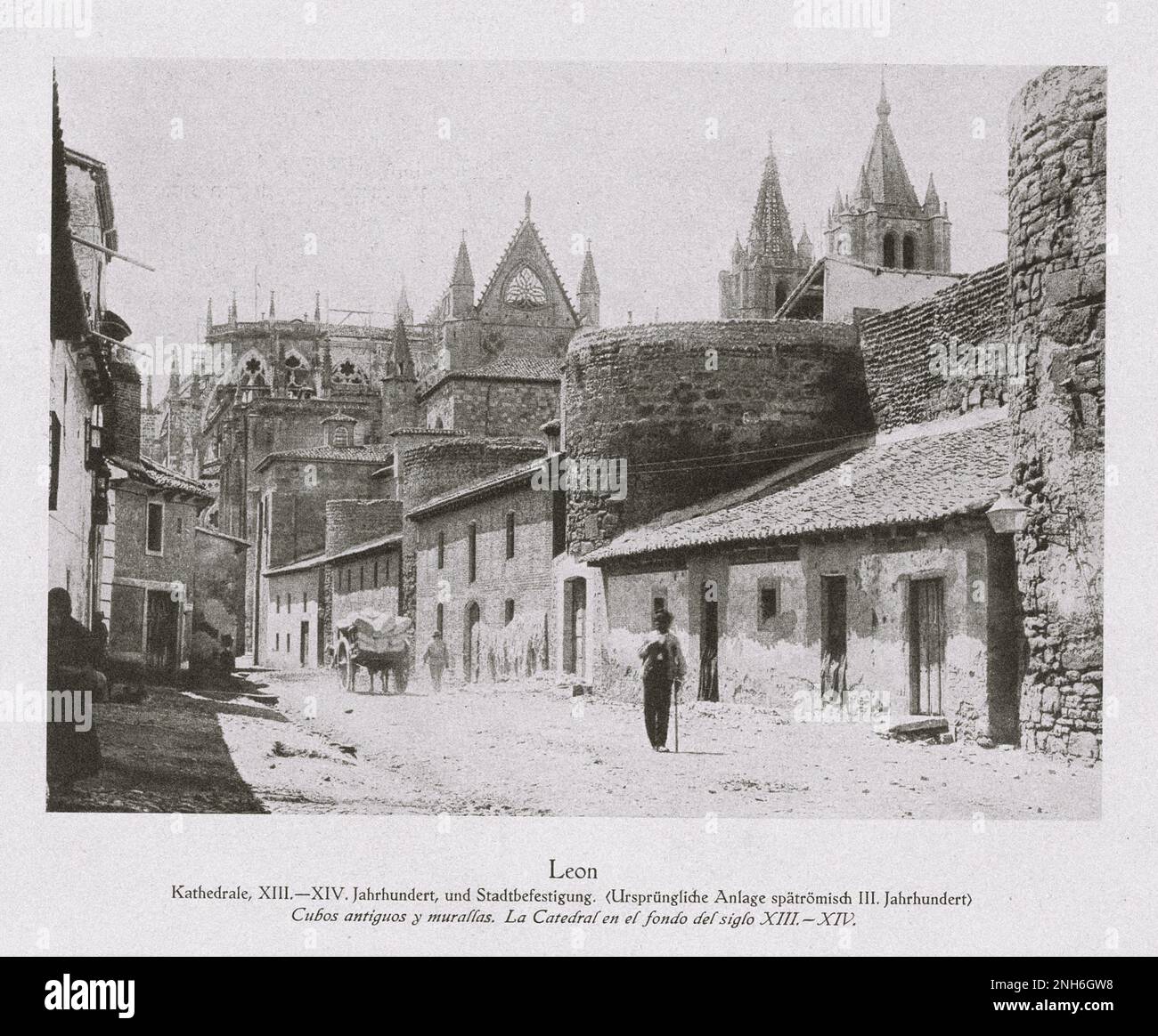 Architektur des alten Spaniens. Altes Foto der Kathedrale von León aus dem XIII. - XIV. Jahrhundert und der Stadtbefestigung. (Originalstandort eines späten römischen Gebäudes aus dem 3. Jahrhundert) Stockfoto