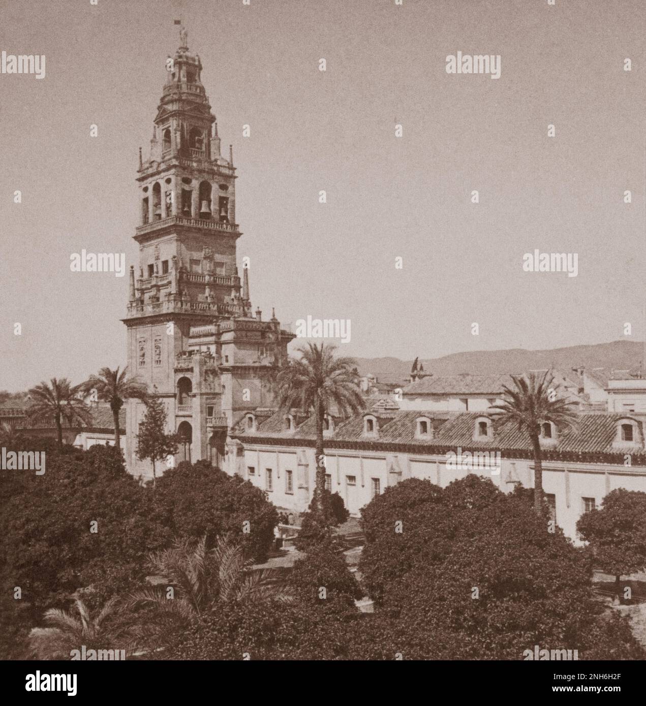 Architektur des alten Spaniens. Court of Oranges und Glockenturm (300 Fuß) und Tor der Begnadigung, Kathedrale, Córdoba, Spanien. 1902 Stockfoto
