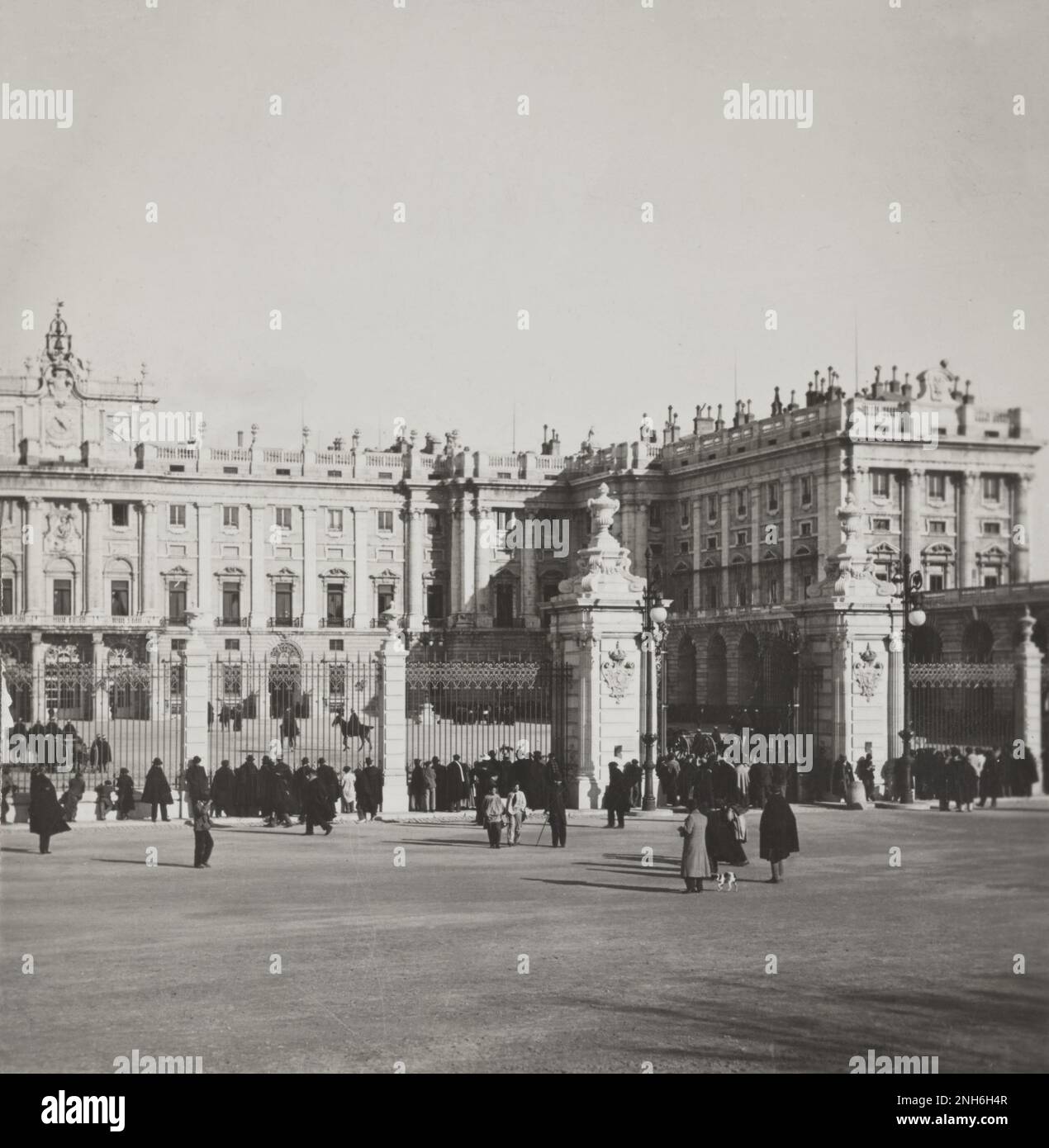 Architektur des alten Spaniens. Vintage-Foto des Königspalastes von Madrid. 1907 Stockfoto