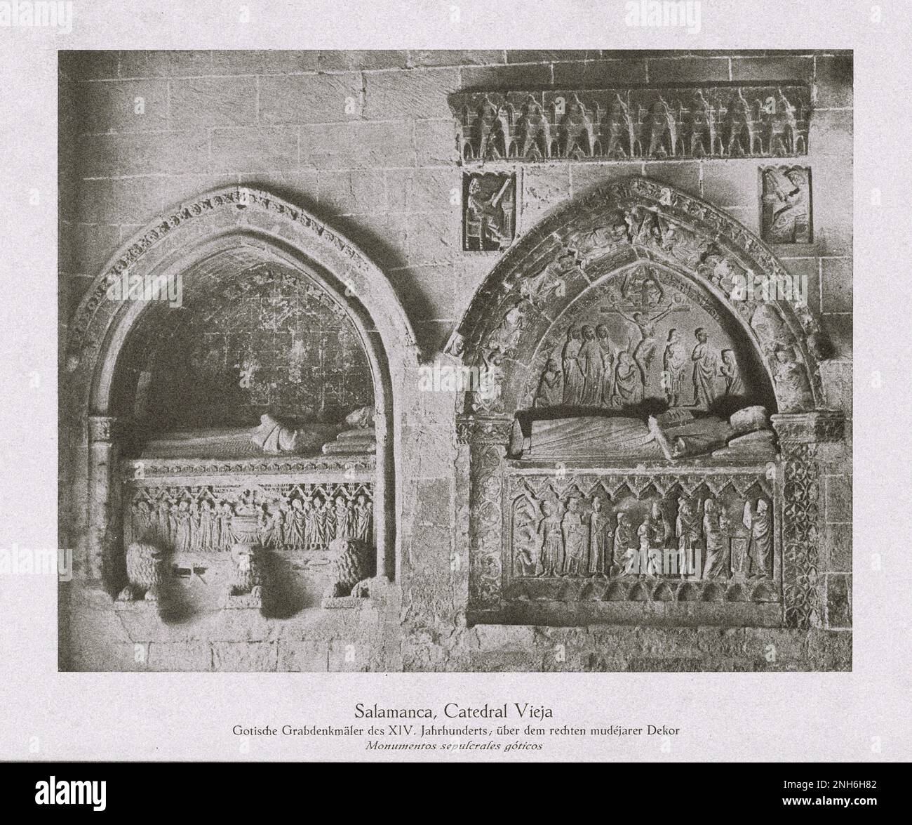 Architektur des alten Spaniens. Oldtimer-Foto der alten Kathedrale von Salamanca (Catedral Vieja). Gotische Grabdenkmäler des XIV. Jahrhunderts, über dem rechten Mudejar-Dekor Stockfoto