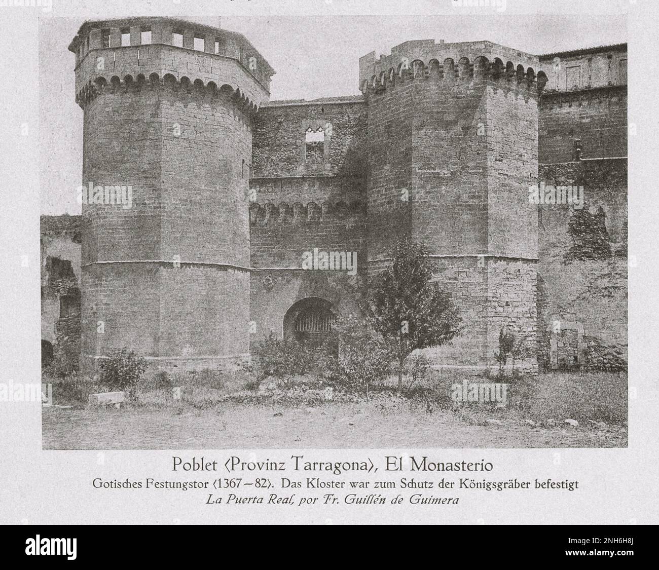Architektur des alten Spaniens. Poblet, Abtei, Provinz Tarragona, Spanien. Gotisches Festungstor (1367-1382). Das Kloster wurde zum Schutz der königlichen Gräber befestigt Stockfoto
