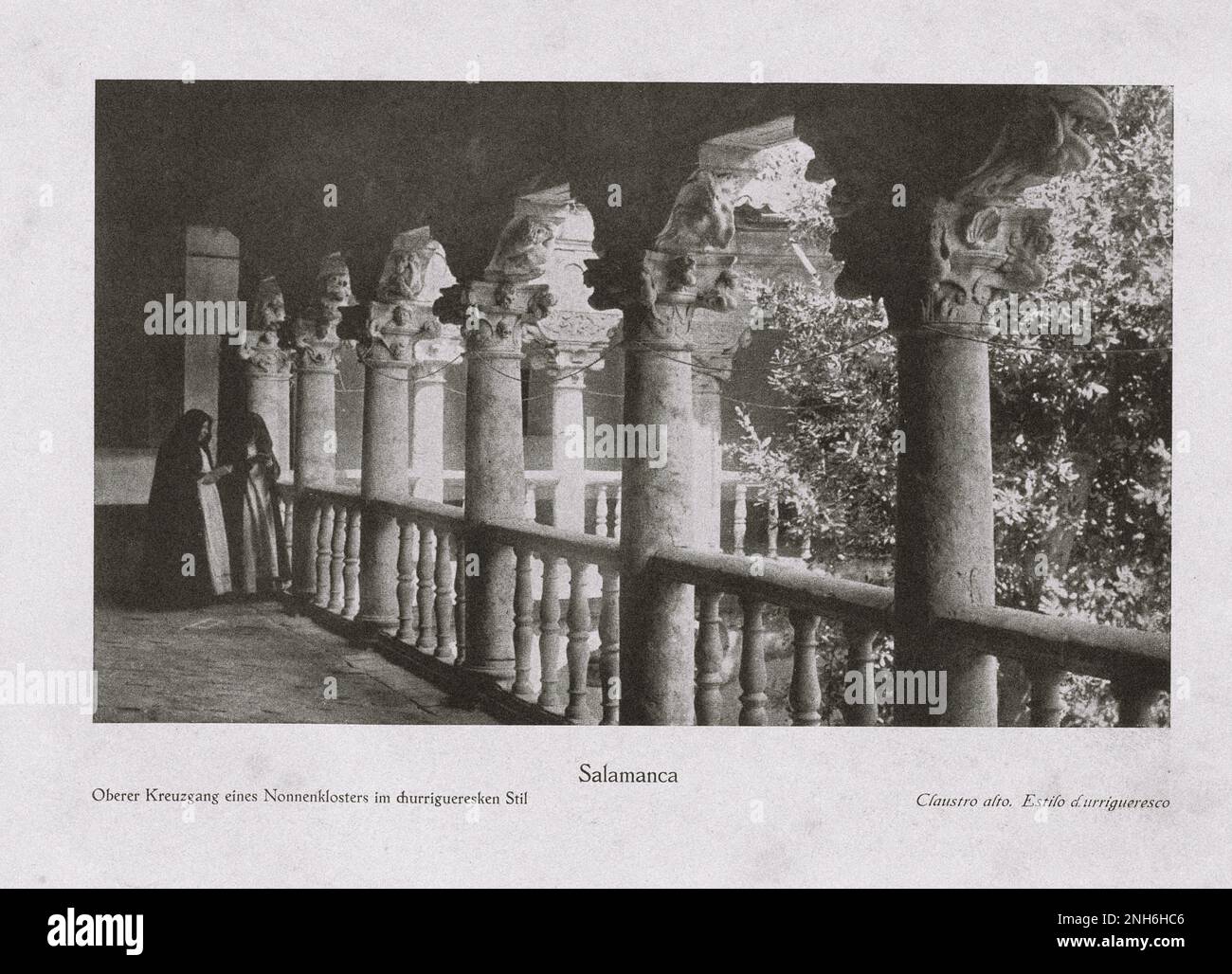 Architektur des alten Spaniens. Vintage-Foto von Salamanca. Obere Galerie des Klosters im churrigueresken Stil Stockfoto