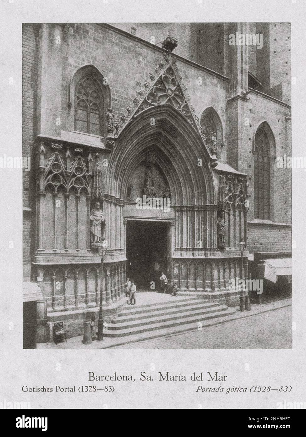 Architektur des alten Spaniens. Vintage-Foto von Santa Maria del Mar, Barcelona. Gotisches Portal (1328-1383) Stockfoto