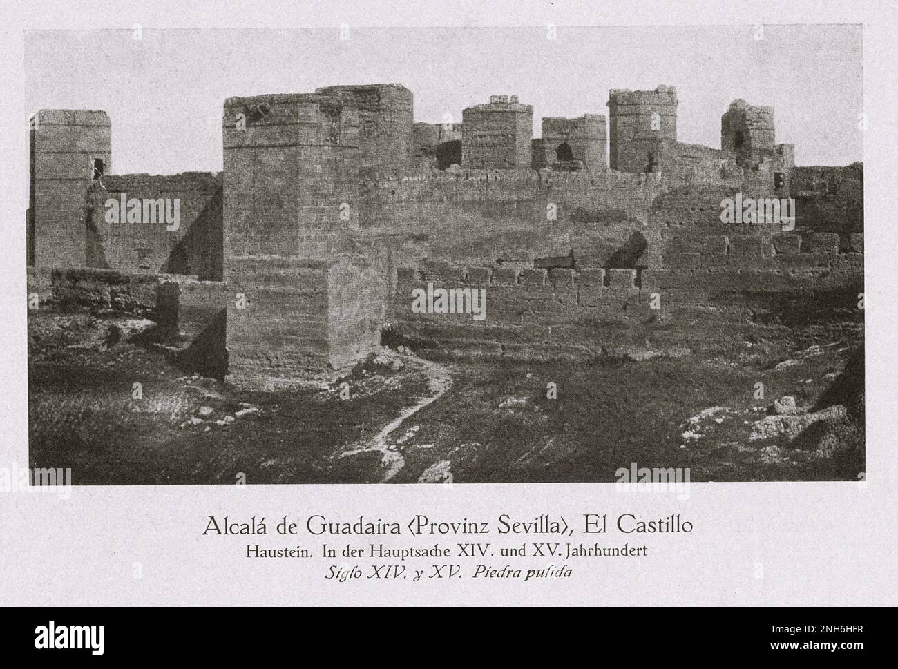 Architektur des alten Spaniens. Alcalá de Guadaíra (Provinz Sevilla), El Castillo (Burg). Stein gehauen. Alcalá de Guadaíra aus dem XIV. Und XV. Jahrhundert ist eine Stadt, die sich etwa 17 km südöstlich von Sevilla befindet Stockfoto