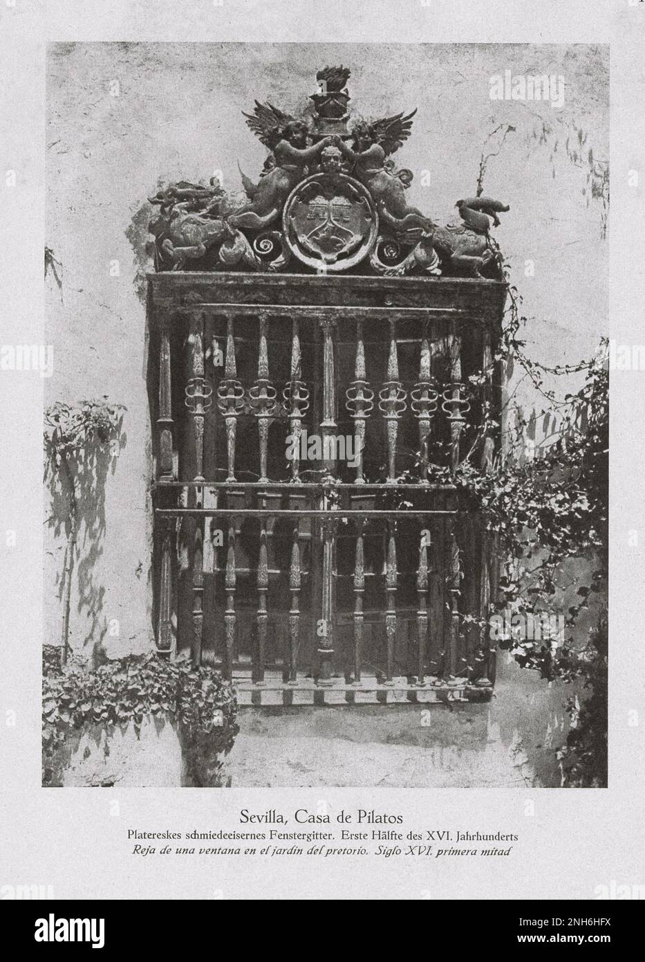 Architektur des alten Spaniens. Vintage-Foto der Casa de Pilatos (Pilatenhaus) in Sevilla. Ein andalusischer Palast in Sevilla, Spanien, der als Dauerresidenz der Herzöge von Medinaceli dient. Es ist ein Beispiel für ein italienisches Renaissance-Gebäude mit Mudéjar-Elementen und Dekorationen. Stockfoto
