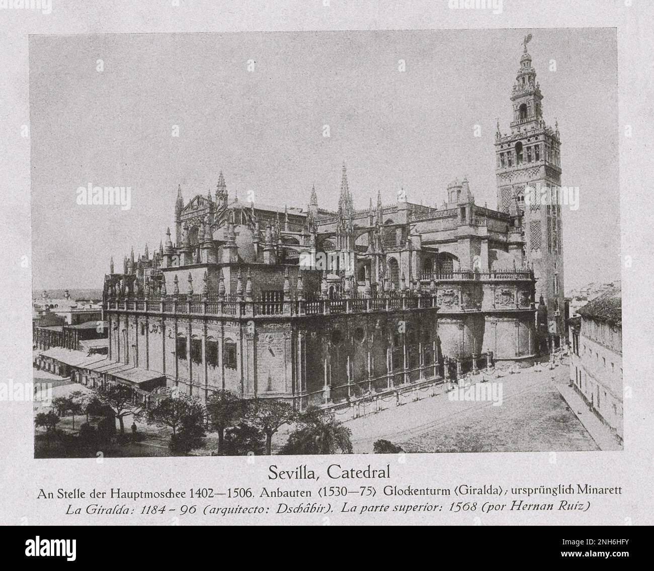 Architektur des alten Spaniens. Vintage-Foto der Kathedrale von Sevilla (Kathedrale der Heiligen Maria des Meeres). Anstelle der Hauptmoschee 1402-1506. Eine römisch-katholische Kathedrale in Sevilla, Andalusien, Spanien. Es ist die viertgrößte Kirche der Welt sowie die größte gotische Kirche. Stockfoto